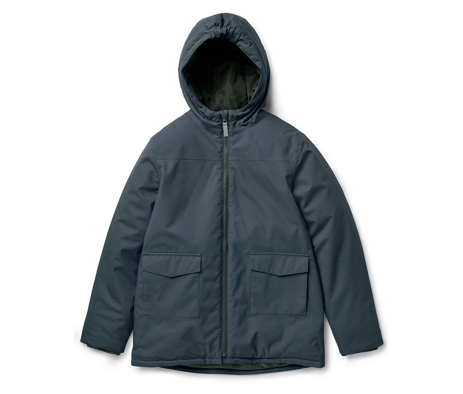 Modrá bunda s kapucí a zipem uprostřed.