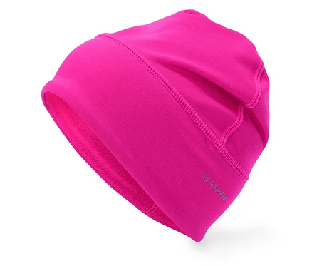 Růžová sportovní čepice na bílém pozadí.