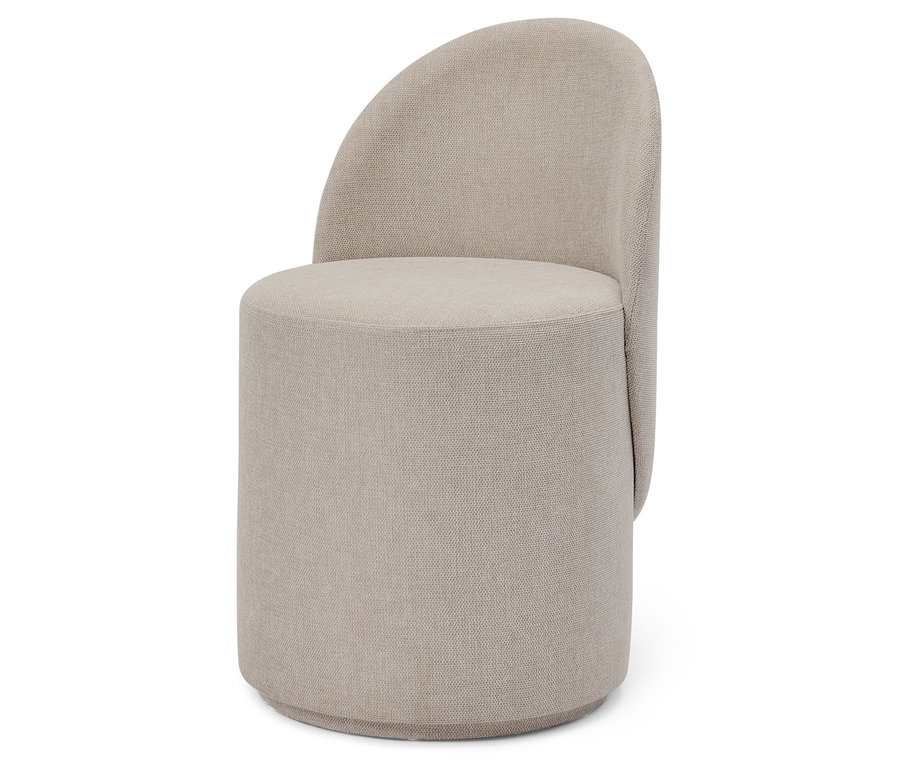 Béžová látková židle s kulatým sedákem a opěradlem ve tvaru půlkruhu.