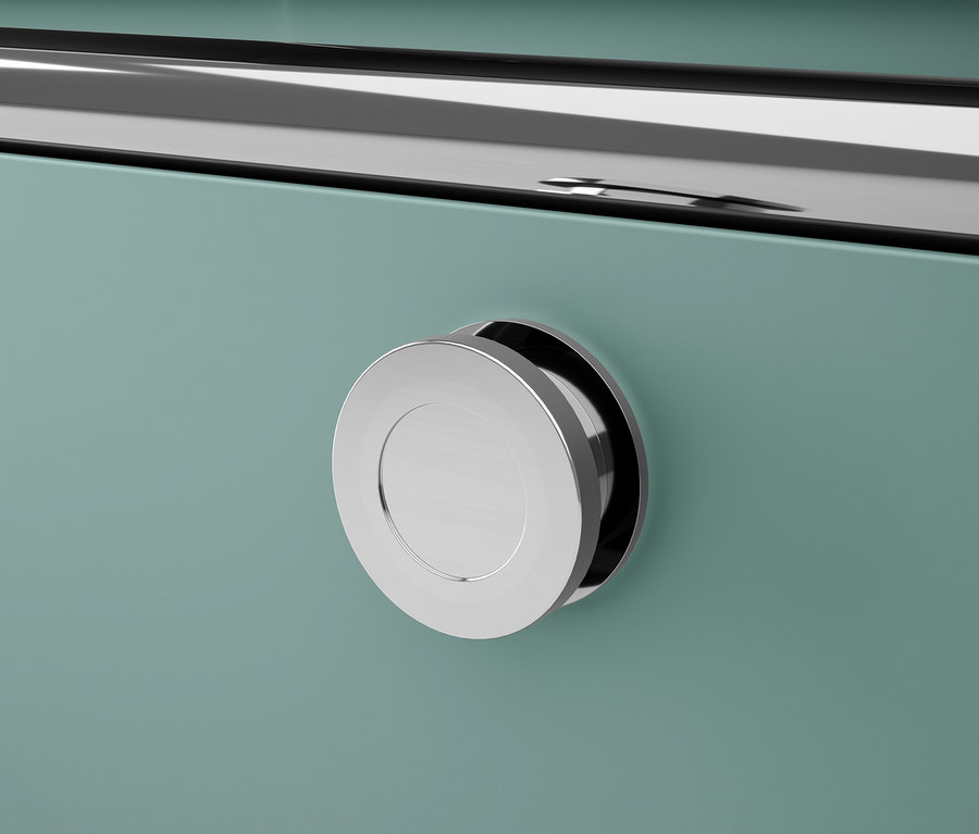 Detail zásuvky s chromovaným úchytem na světle modrozeleném pozadí.