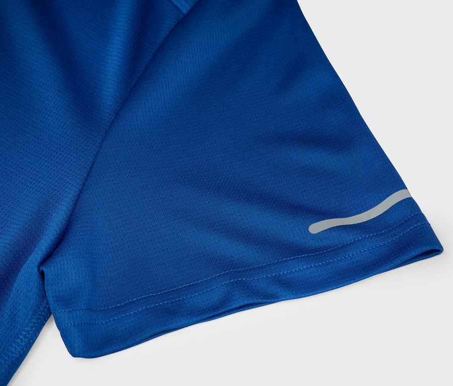 Detail modrého sportovního trička s krátkým rukávem a reflexním proužkem.