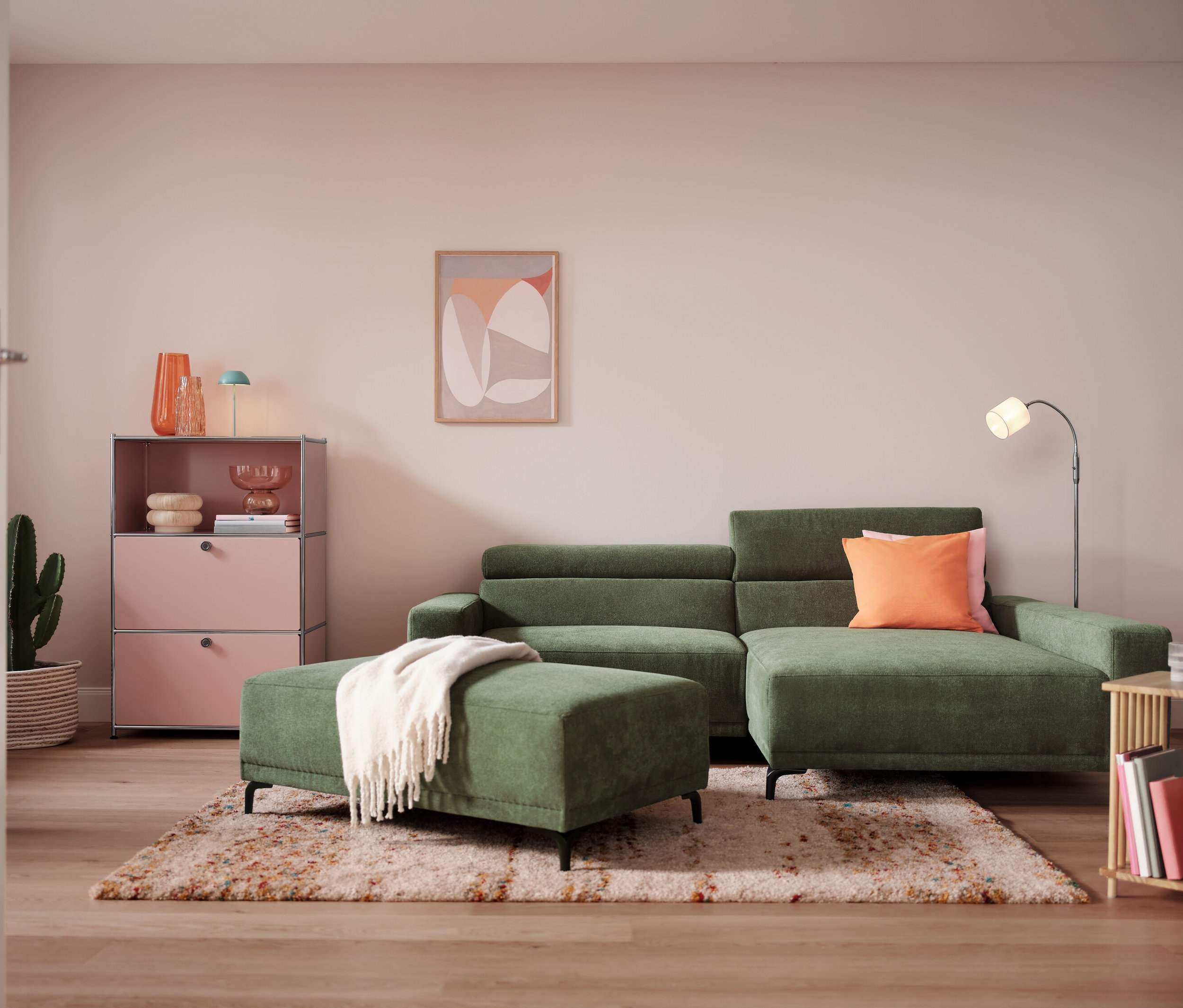 Zelená bateriová stolní lampa s LED na skříňce vedle vázy a dekorací.