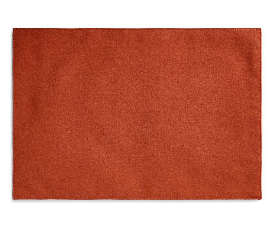 Oranžový prostírání s prošitými okraji.
