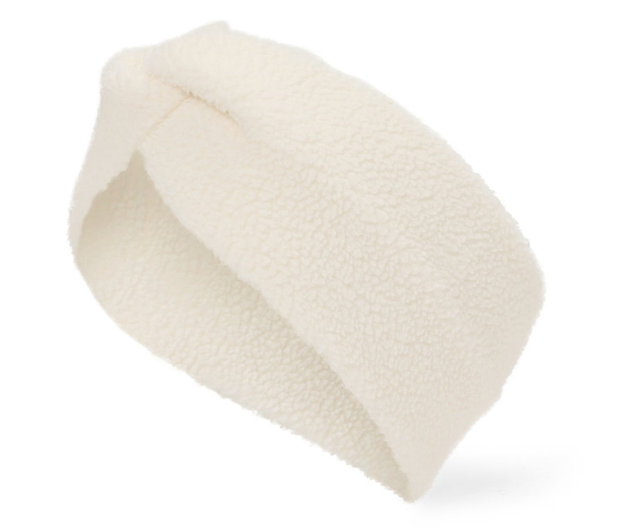 Detailní záběr na krémovou fleecovou čelenku na bílém pozadí.