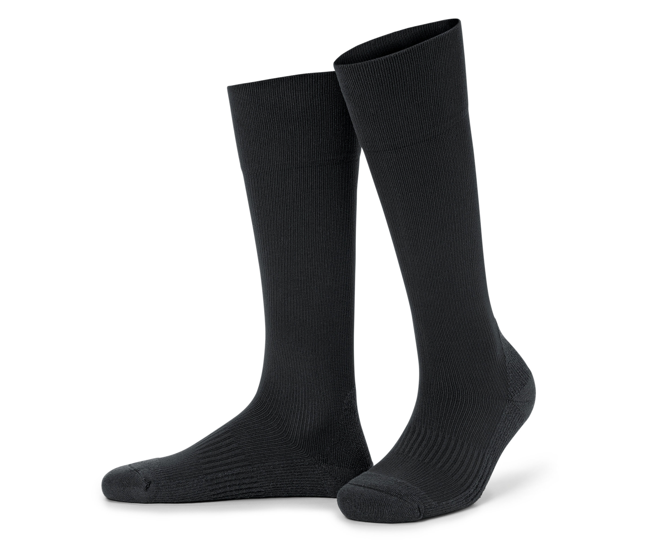 Dvě černé podkolenky stojí vedle sebe na bílém pozadí.