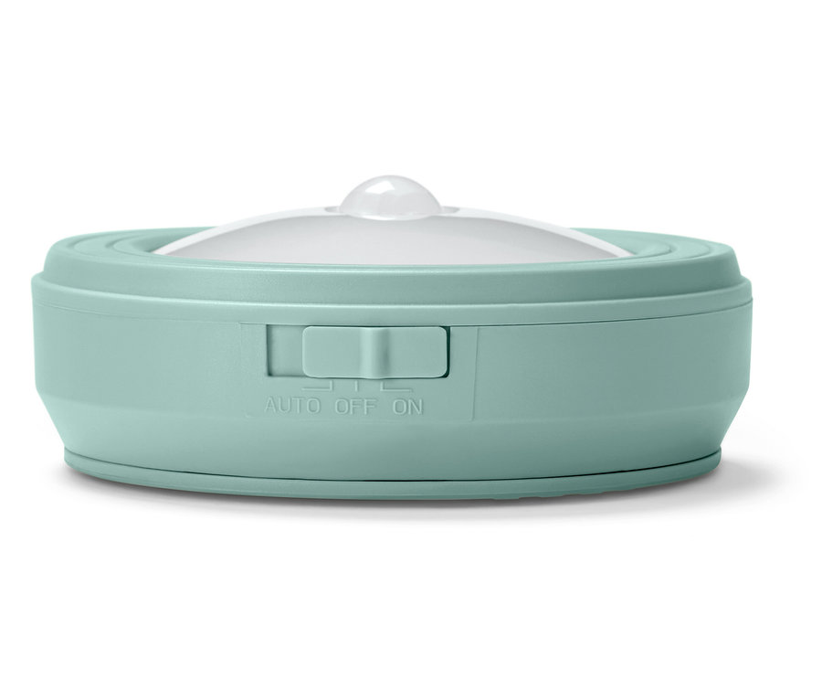 Detail kulatého nočního světla v mátově zelené barvě s bílým difuzorem a přepínačem.