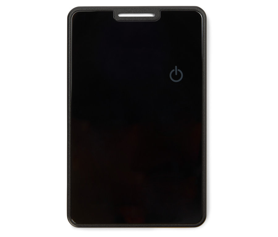Černá powerbanka obdélníkového tvaru s tlačítkem napájení.