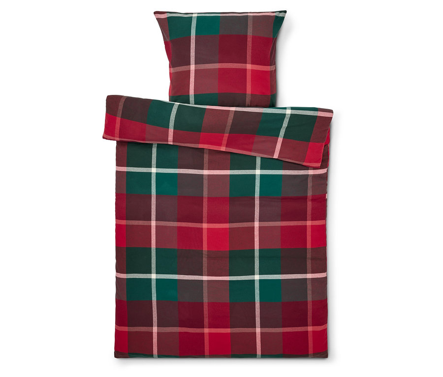 Přehoz a polštář s kostkovaným vzorem v červené, zelené a bílé barvě.