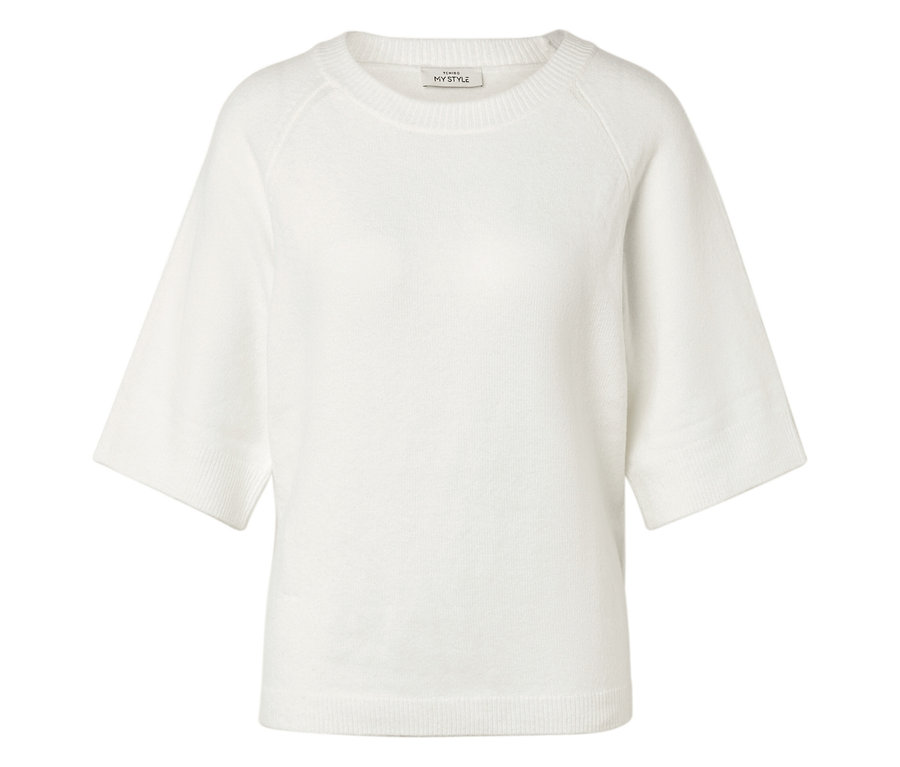 Krémově bílý pulovr s krátkými, širokými rukávy a kulatým výstřihem.