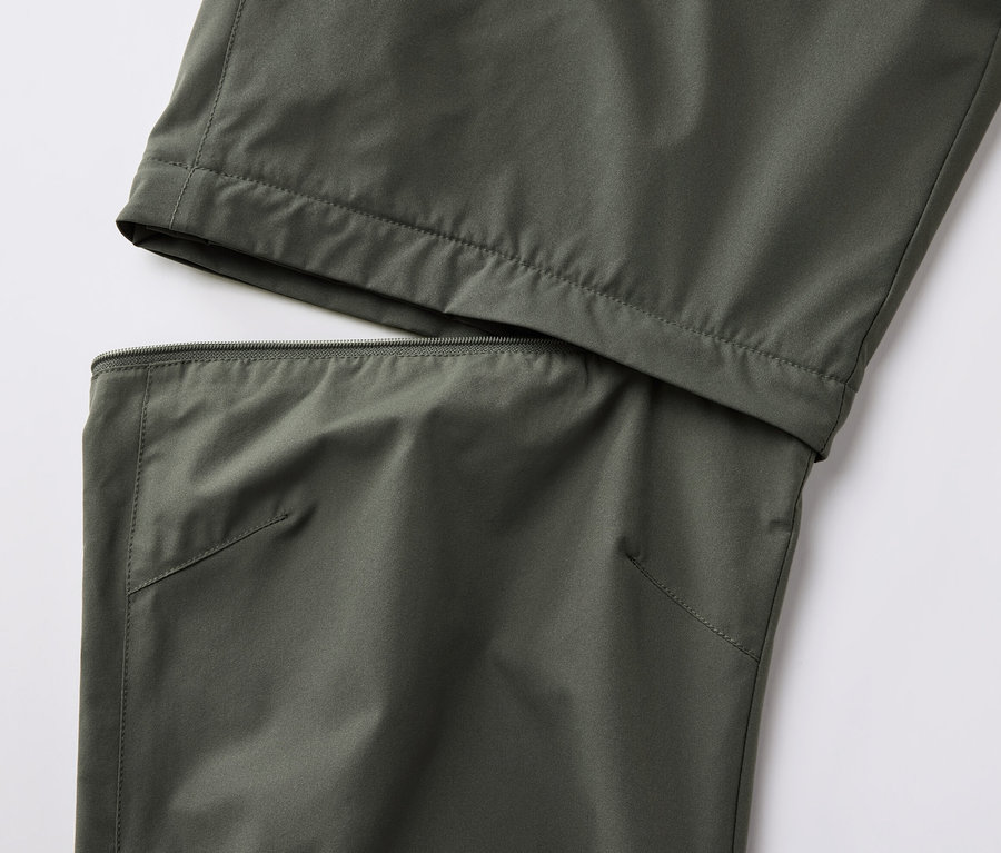 Detail funkčních kalhot 2 v 1 v khaki barvě se zipem.