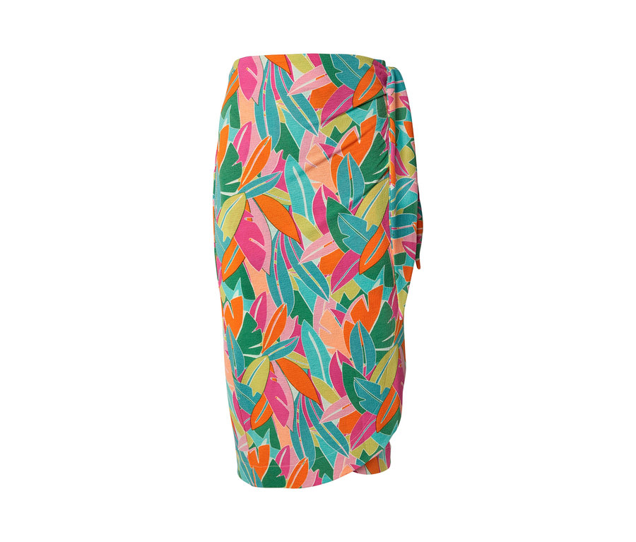 Detail zavinovací žerzejové sukně s barevným listovým vzorem.