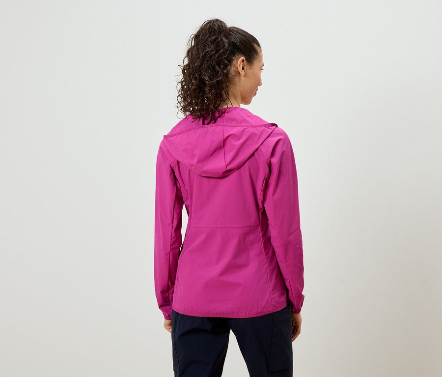 Pohled zezadu na ženu s culíkem v růžové bundě do deště s kapucí.