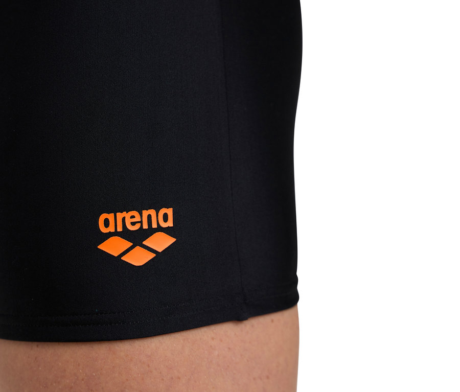 Detail černých plavek s oranžovým logem Arena.