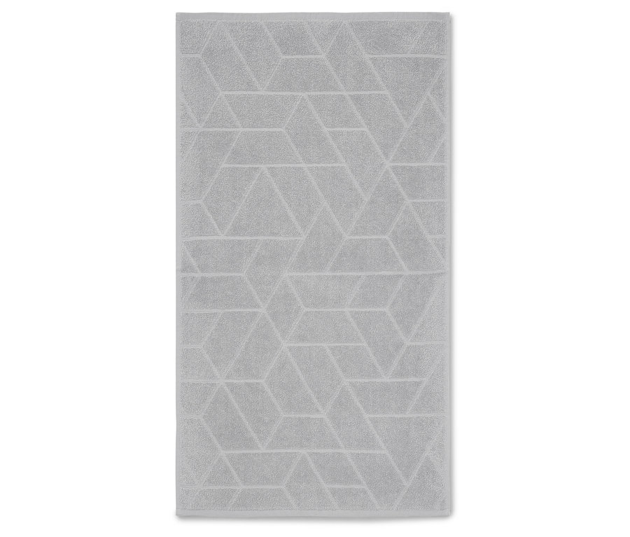 Šedý ručník s geometrickým vzorem.