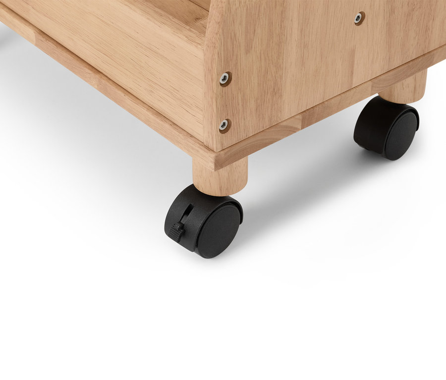 Detailní pohled na nábytek ze světlého dřeva s černými kolečky.