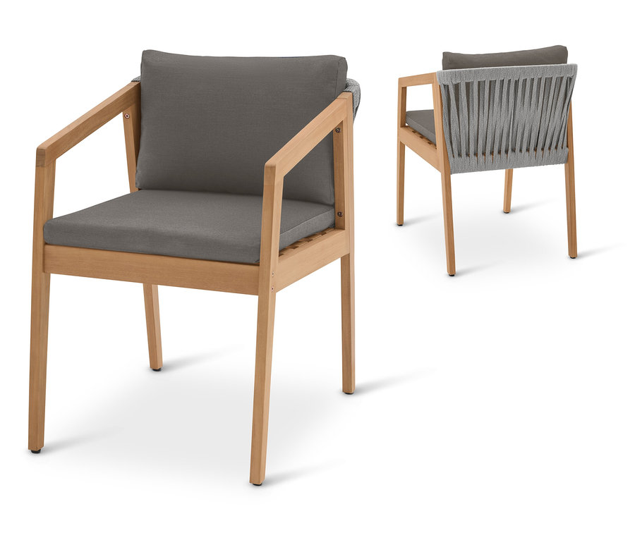 Dvě zahradní židle se světle hnědým dřevěným rámem a šedým čalouněním. Vidět zahradní židli, opěradlo s výpletem.