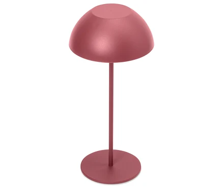 Jedna růžovo-zlatá lampa stojící na bílém pozadí.