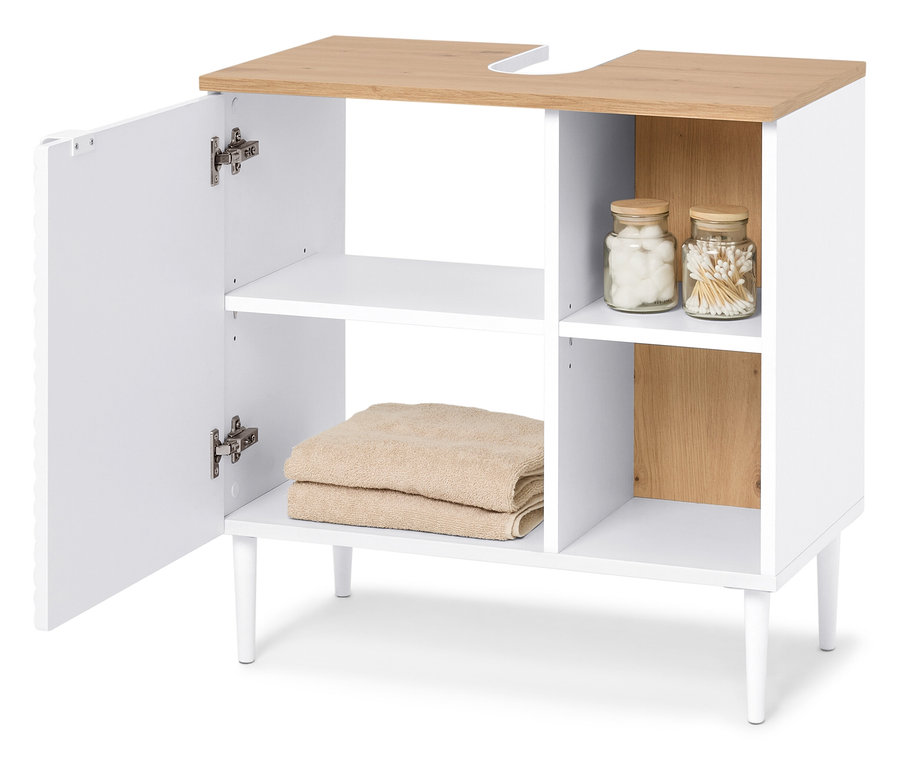 Bílá koupelnová skříňka se světle hnědou deskou, otevřenými dveřmi, ručníky a sklenicemi s vatovými tampony a vatovými tyčinkami.