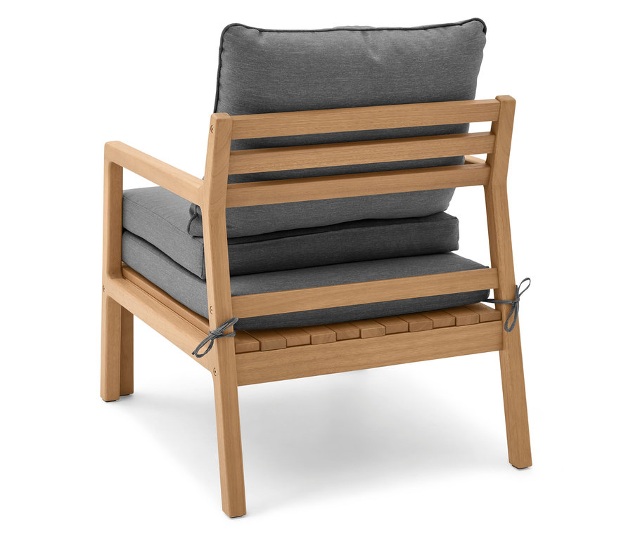 Pohled zezadu na rozkládací zahradní křeslo s šedými polštáři.