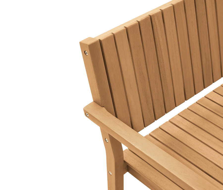 Detailní záběr dřevěné zahradní lavice s područkou a opěradlem.