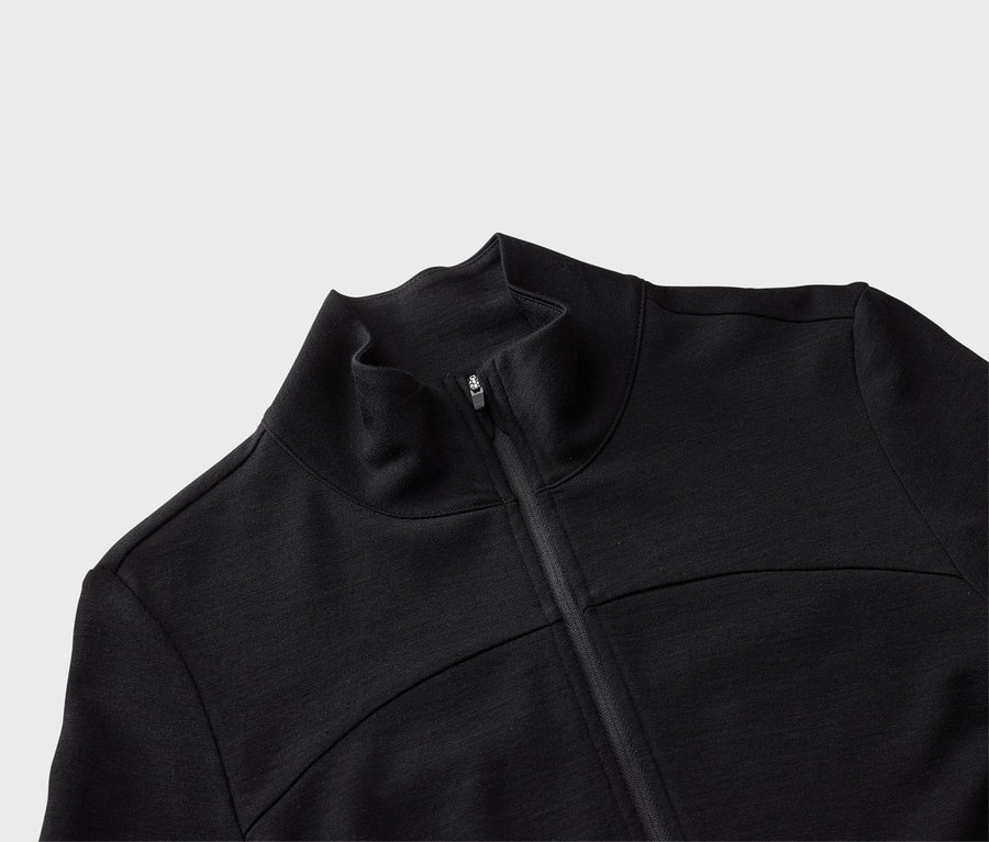 Detailní záběr černé bundy na zip.