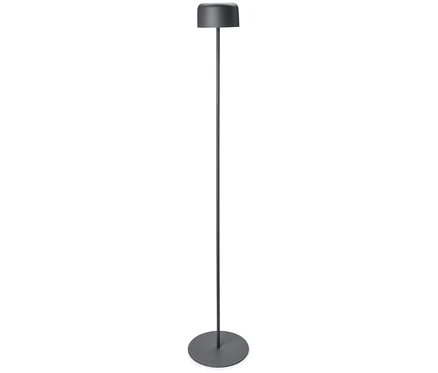 Šedá stojací lampa stojící na bílém pozadí.