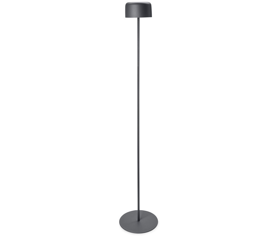 Šedá stojací lampa stojící na bílém pozadí.