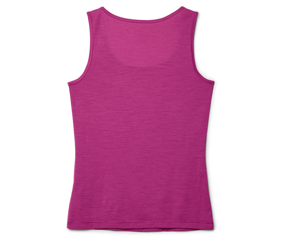 Pohled zezadu na růžový top bez rukávů na bílém pozadí.