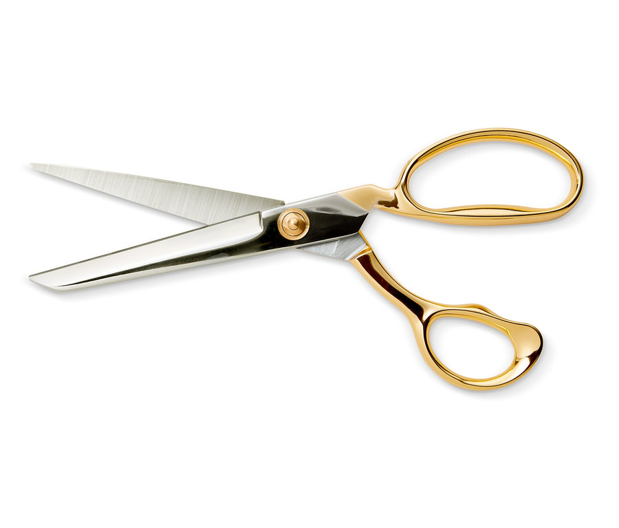 Profesionální krejčovské nůžky s zlatými držadly na bílém pozadí.