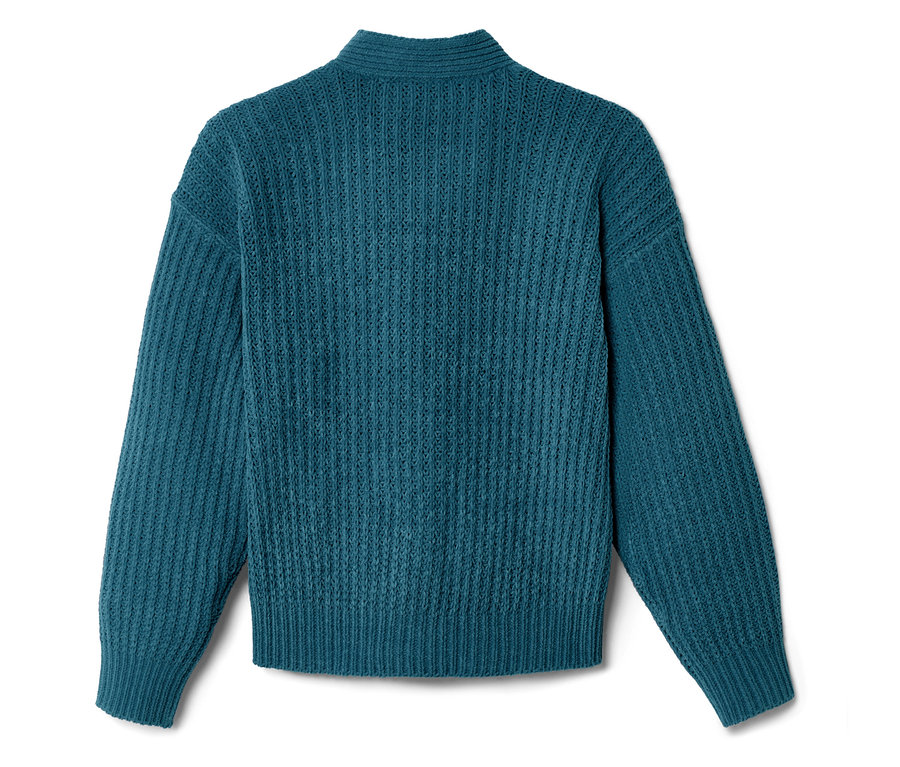 Detailní záběr na tyrkysový pletený svetr s rolákem.