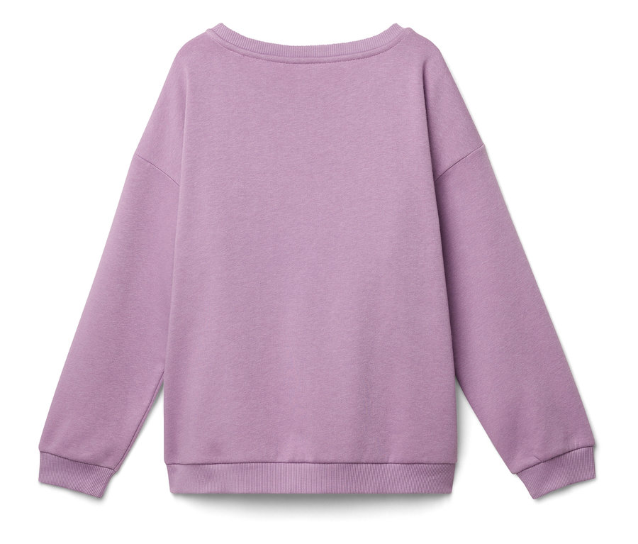 Pohled zezadu na fialovou mikinu s dlouhými rukávy.