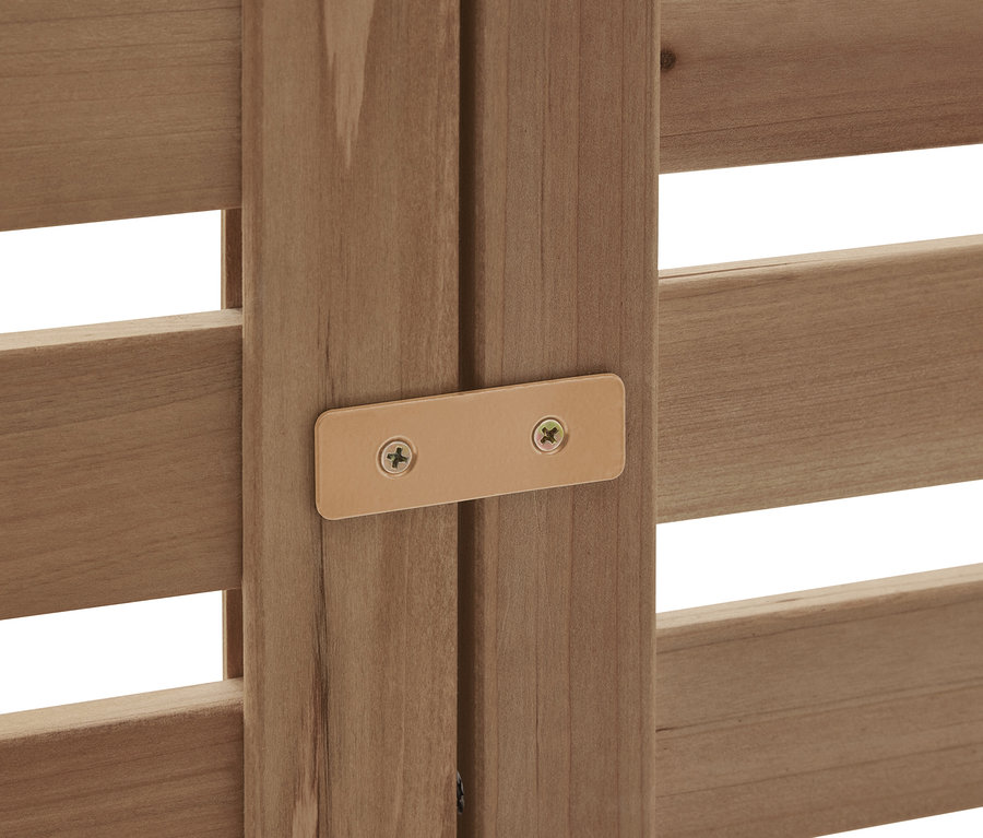 Detailní záběr na dřevěný rám připevněný kovovou deskou a šrouby.