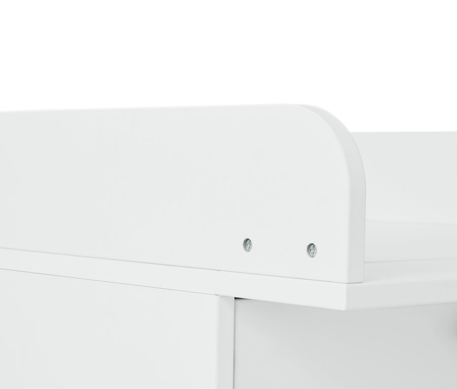 Detailní pohled na bílý kus nábytku se šrouby.