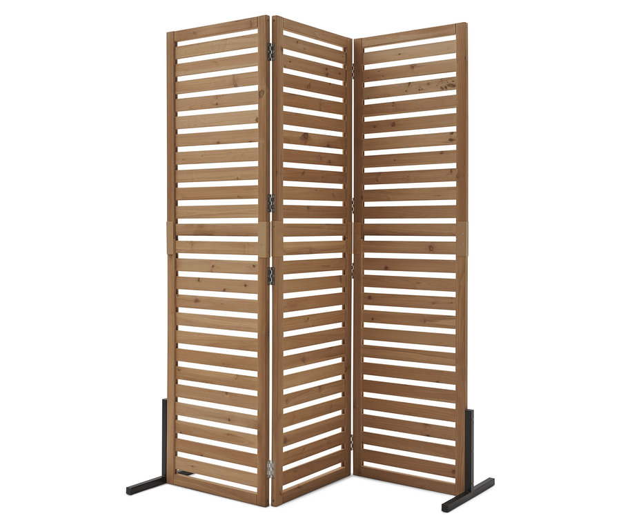 Třídílná hnědá zástěna z dřevěných lamel s černou kovovou základnou na bílém pozadí.