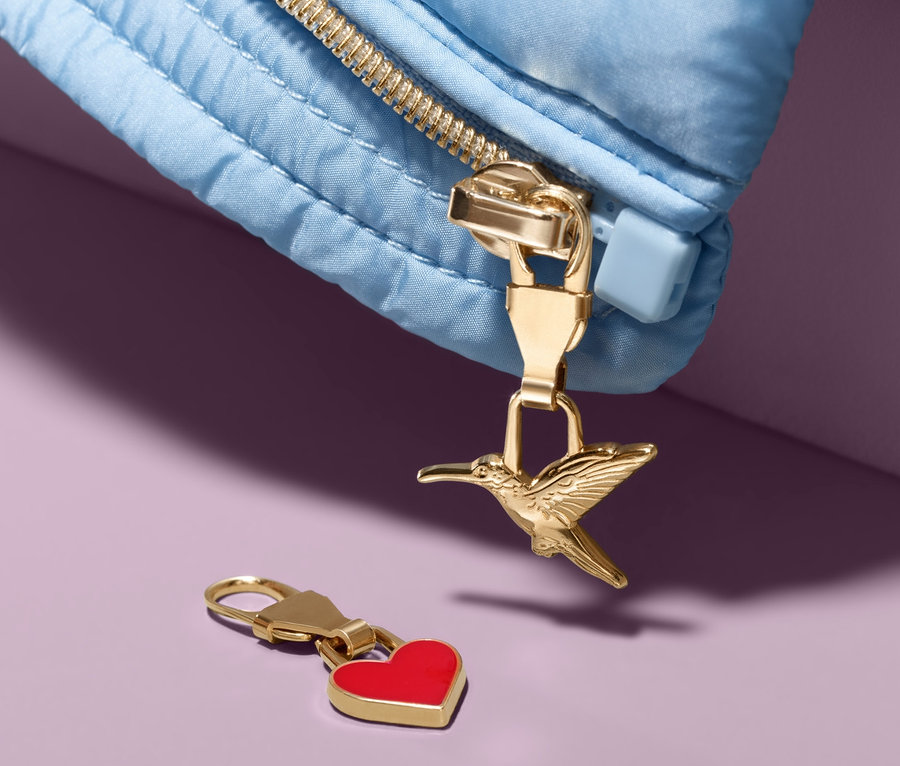 Detail modré bundy s ozdobnými jezdci zipu Přívěsky na zip, 6 ks.