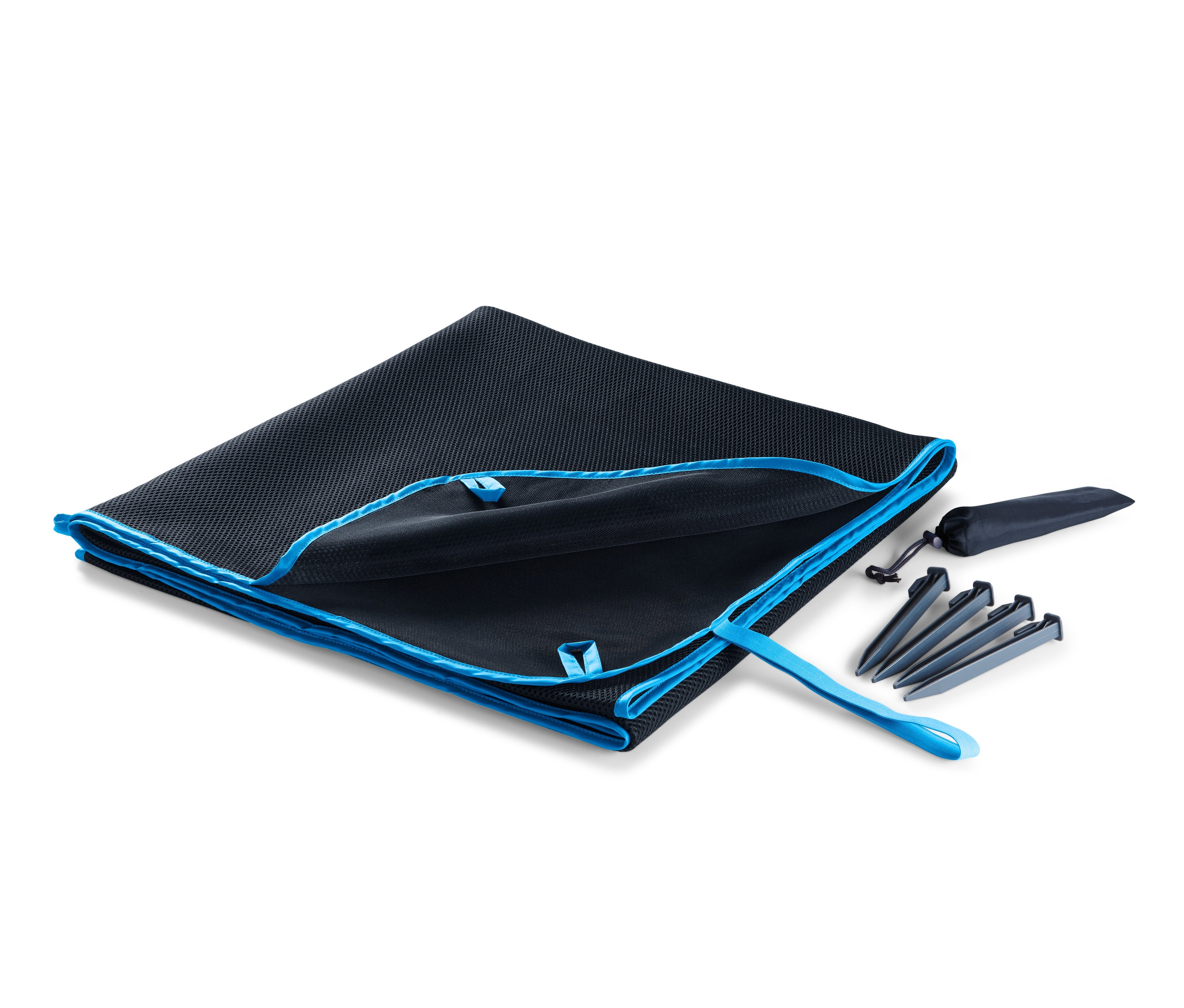 Černo-modrá plážová deka propouštějící písek složená na bílém pozadí se čtyřmi kolíky a pouzdrem.