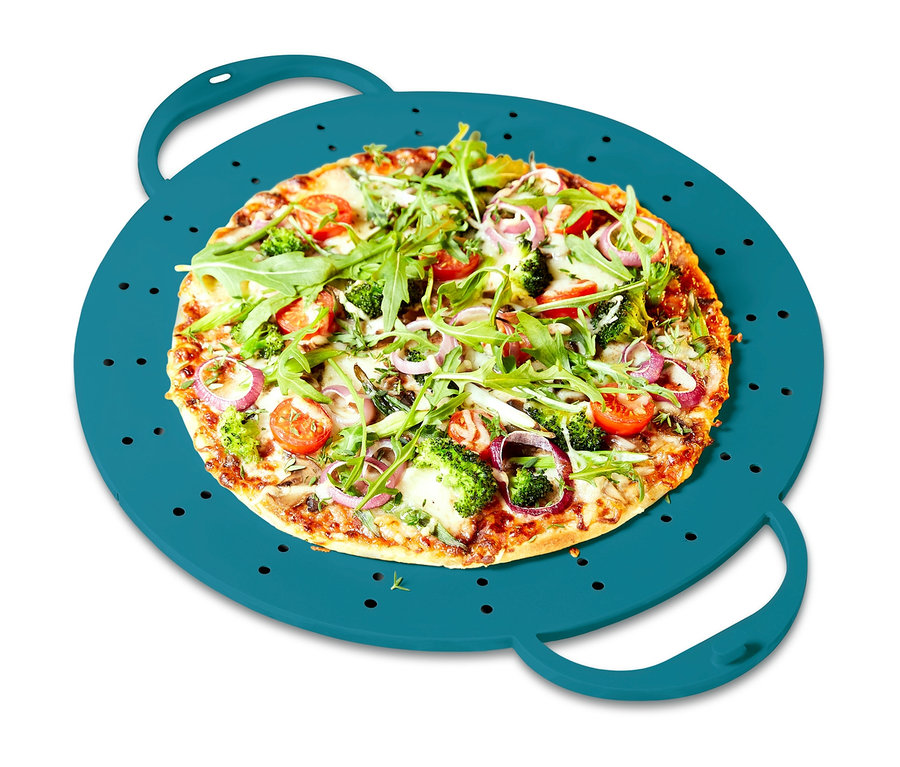 Pizza s brokolicí a rajčaty na modré multifunkční podložce.