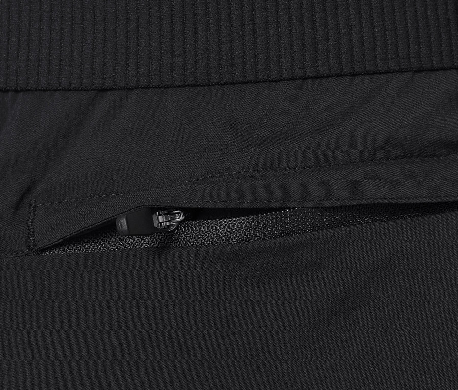 Detail funkčních turistických šortek s kapsou na zip.