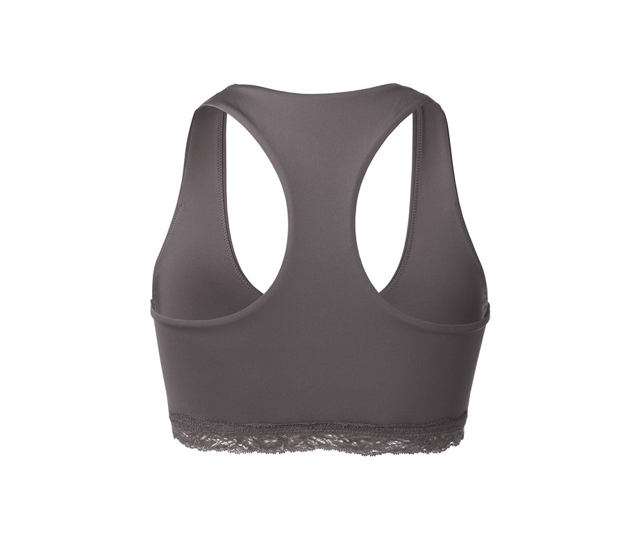 Pohled zezadu na šedou podprsenku s krajkovým lemem.