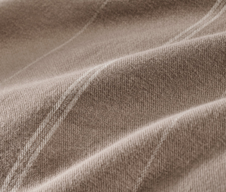 Detail hnědošedého flanelového povlečení.