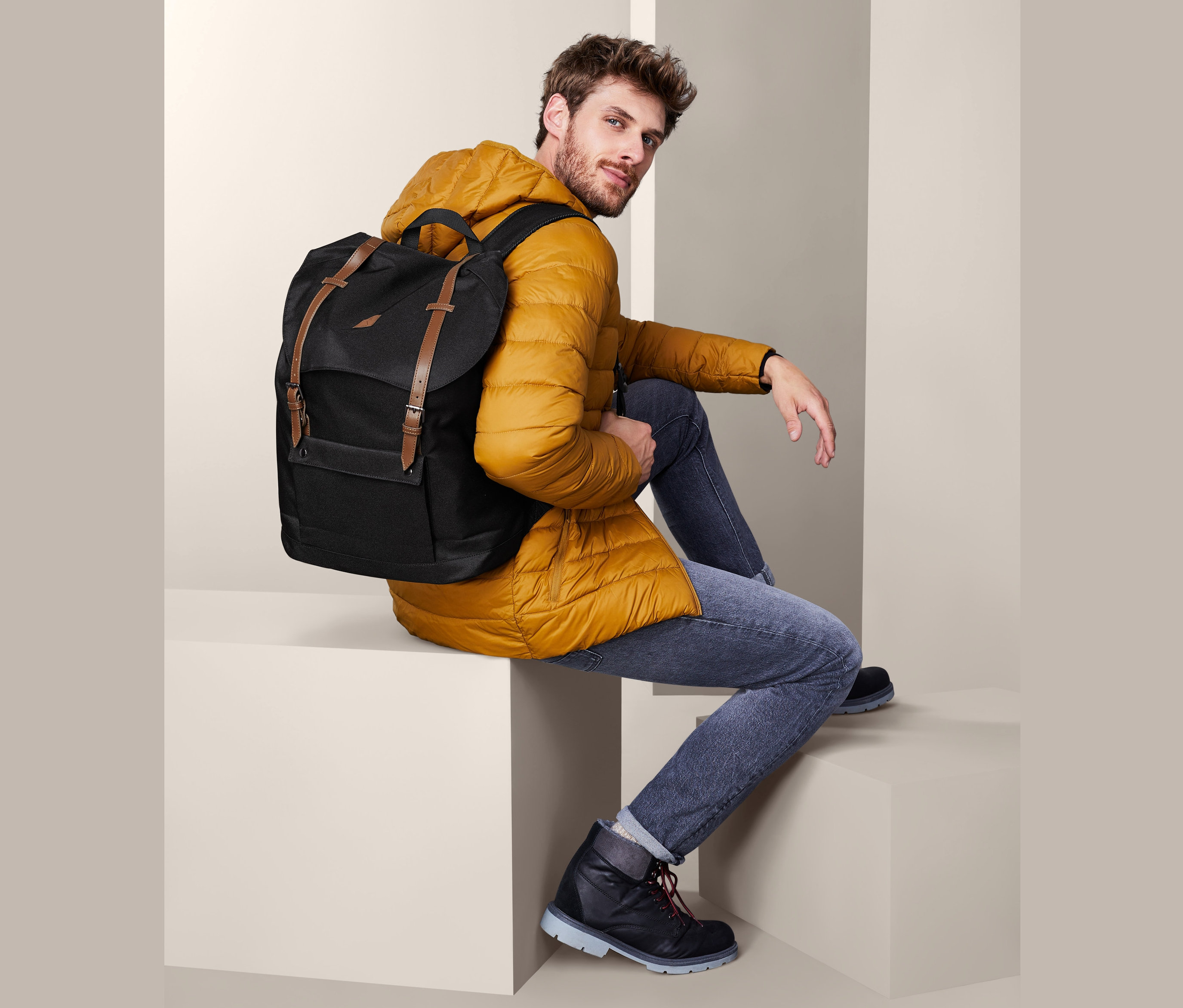 Muž sedí s batohem Heritage.