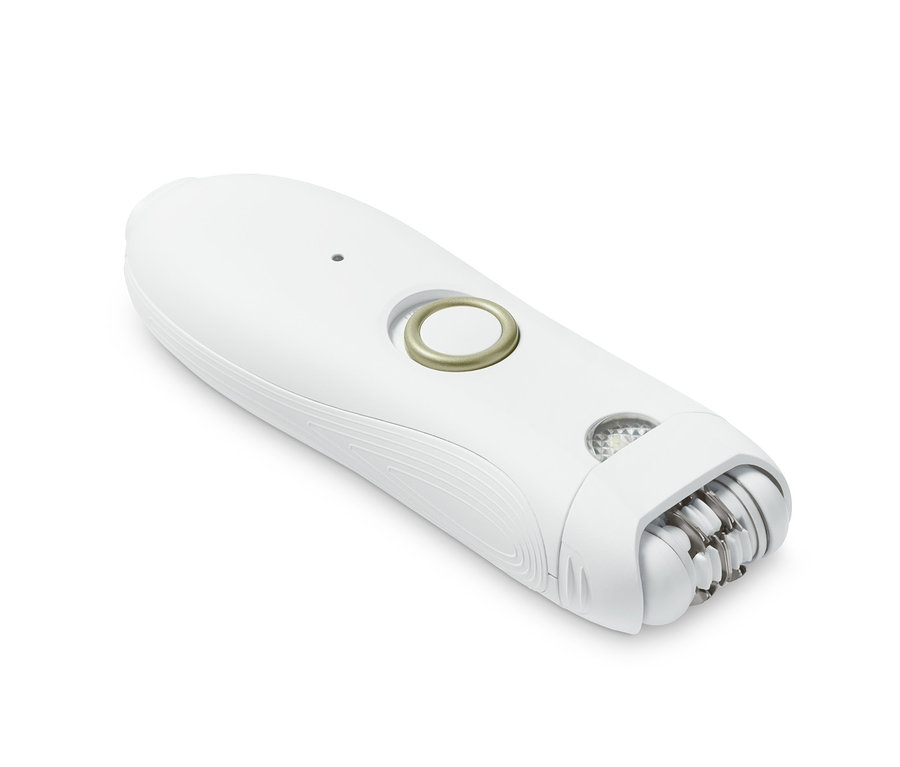 Bílý epilátor na obličej leží na bílém pozadí.