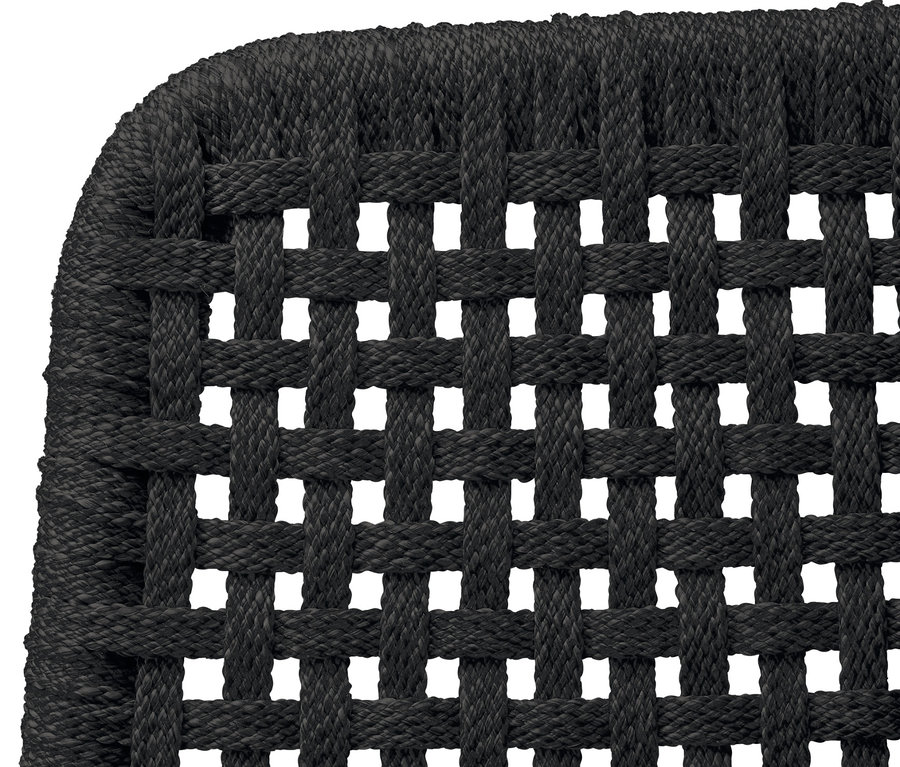 Detail zahradního houpacího křesla s textilním výpletem.