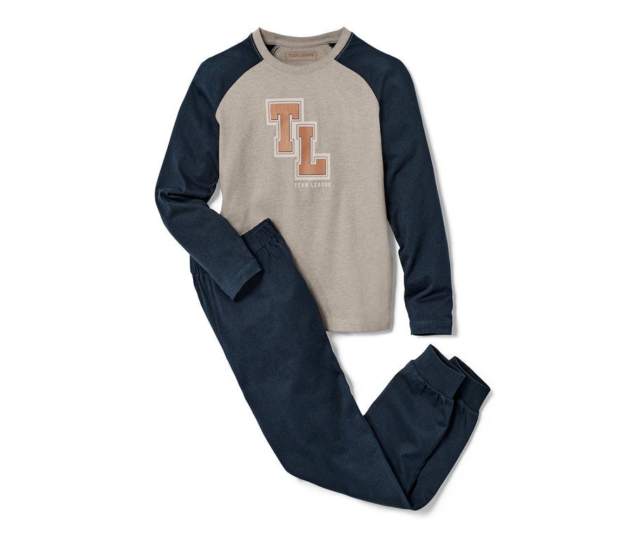 Dětské pyžamo s béžovým tričkem s dlouhými, tmavě modrými rukávy a tmavě modrými kalhotami.