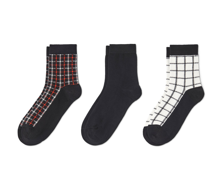 Tři páry ponožek: jedny černé s červeno-bílou kostkou, jedny černé a jedny černé s bílou kostkou.