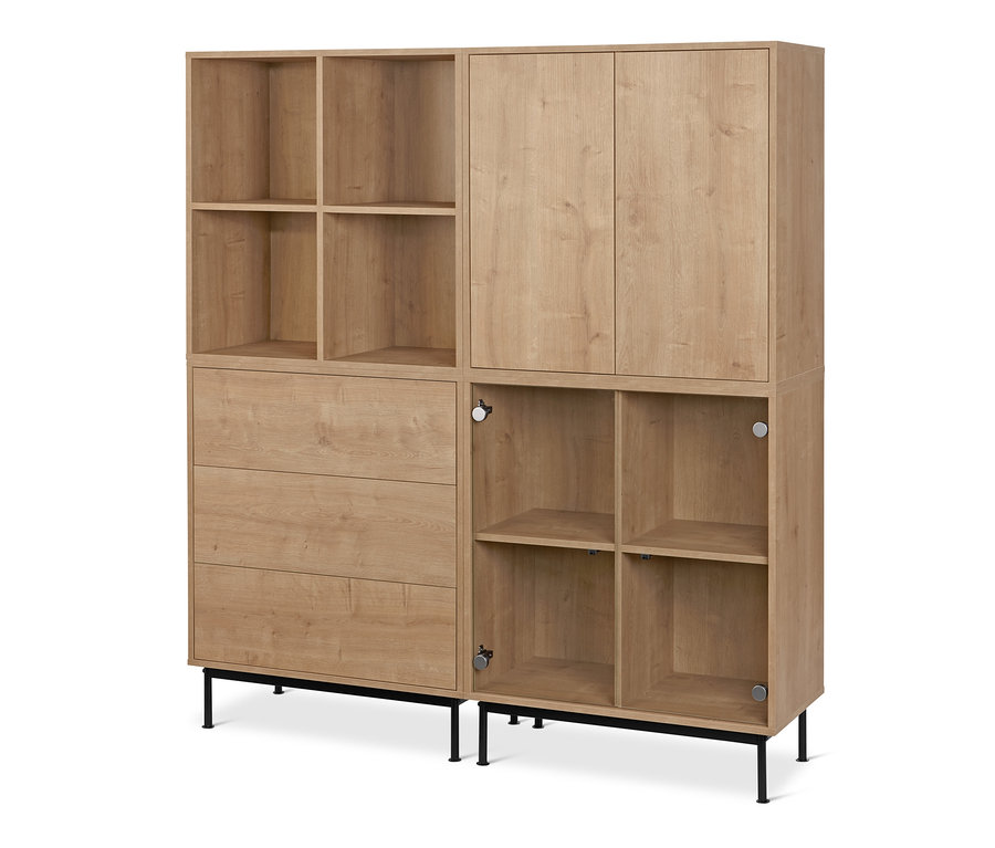 Čtyři regálové moduly »Flemming« v barvě dubu stojí na černé kovové podnožce »Flemming«.