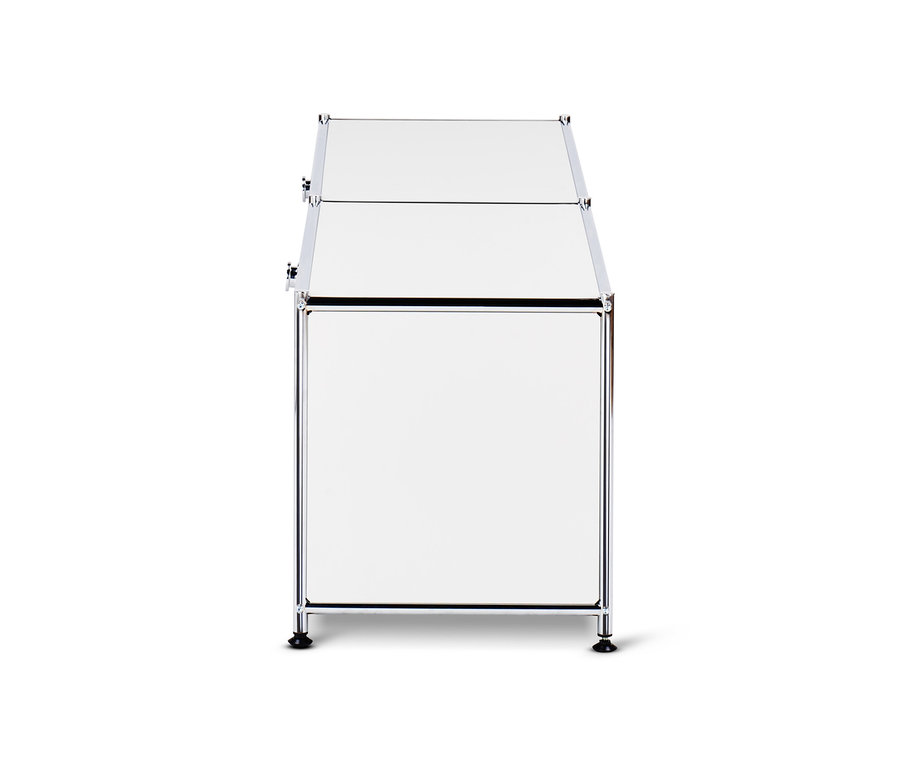 Bílá kovová nízká skříňka CN3 se zásuvkami.