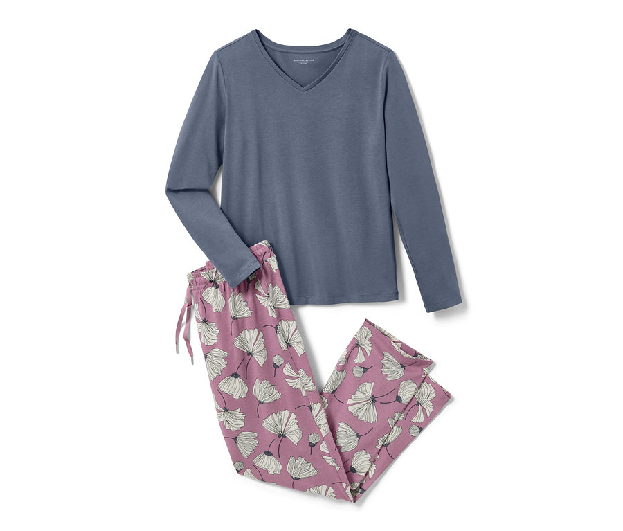 Modré pyžamo s dlouhým rukávem a kalhotami s květinovým vzorem.