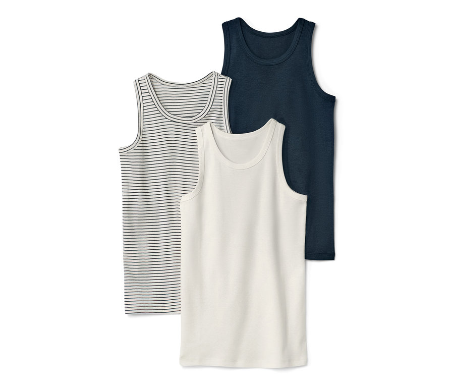 Tři dětské košilky: jedna s proužky, jedna bílá a jedna tmavě modrá.