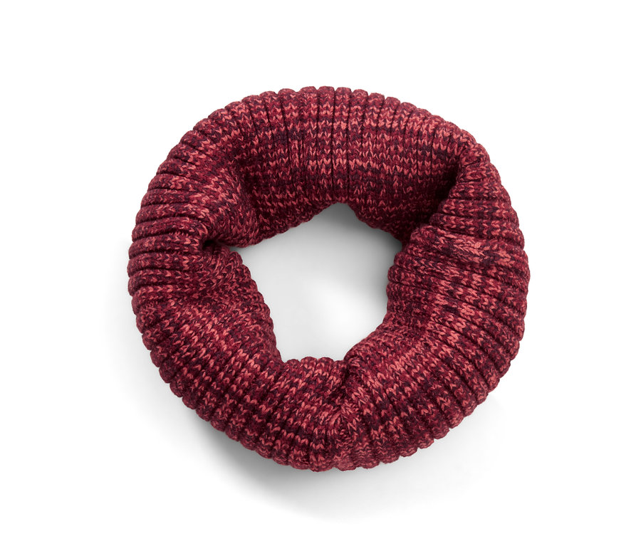 Pletená kruhová šála v melírovaném červeném odstínu leží na bílém pozadí.
